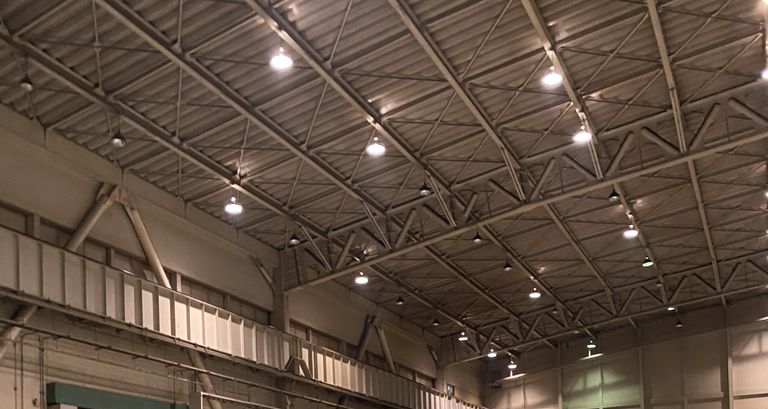 工場の高天井に並ぶ照明器具